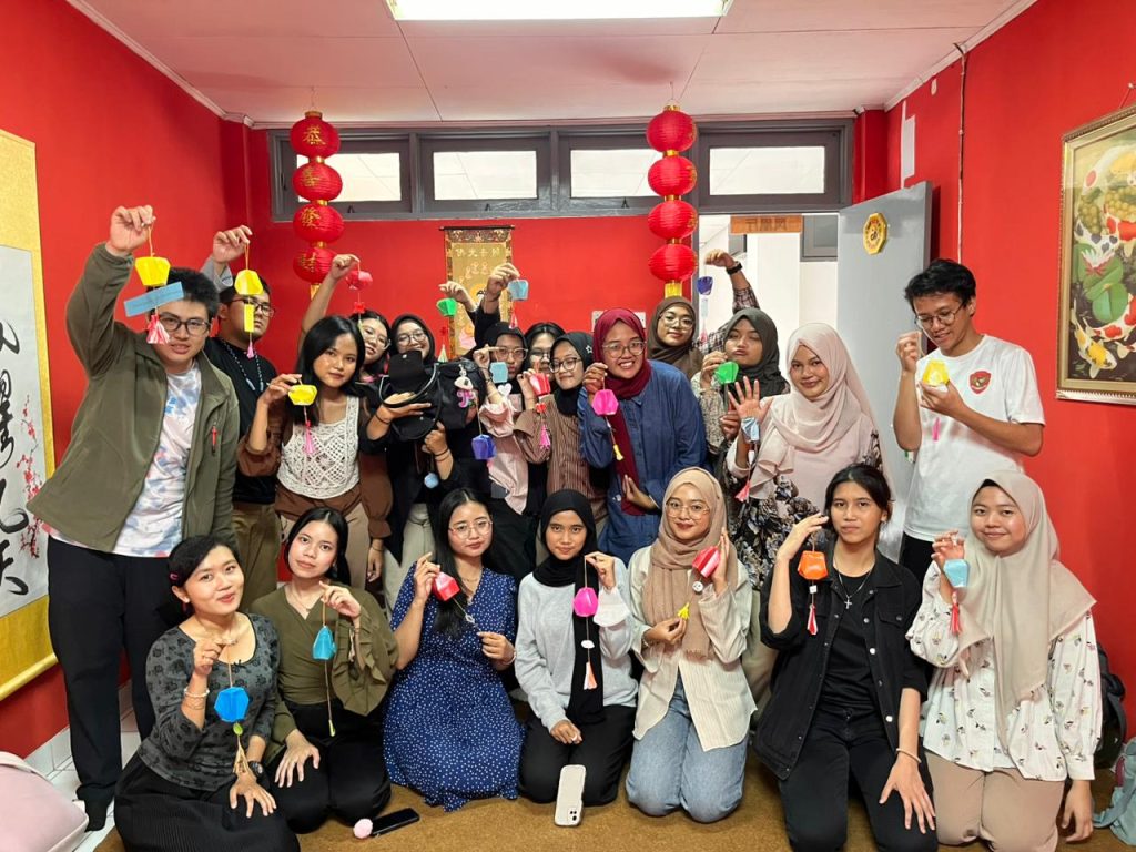 Mandarin Club kegiatan budaya membuat lampion